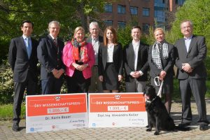 Karin Bauer, Postdoc an der Vetmeduni Vienna, erhielt 1.000 Euro Forschungsförderung vom ÖKV. (Im Bild v. l.n.r: Michael Willmann (Vizepräsident RotePfote), Andreas Huschka (Generalsekretär ÖKV), Andrea Kdolsky (Präsidentin RotePfote),Vizerektor Otto Doblhoff-Dier (Vetmeduni Vienna), Preisträgerin Alexandra Keller (Preisträgerin Karin Bauer nicht im Bild, war aus privaten Gründen beim Fototermin verhindert), Emir Hadzijusufovic (Interne Medizin Kleintiere der Vetmeduni Vienna), Katja Wolf (ÖKV), Edgar Selzer (RotePfote) und Flat Coated Retriever-Hündin Ingah) 